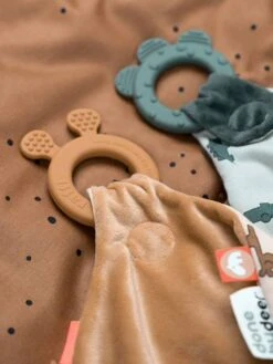 Doudou Plat Attache Sucette - DONE BY DEER Moutarde - Done By Deer 10 Doudou Plat Attache Sucette - DONE BY DEER Moutarde - Done By Deer -Périphériques Pour Enfants doudou plat attache sucette done by deer 2